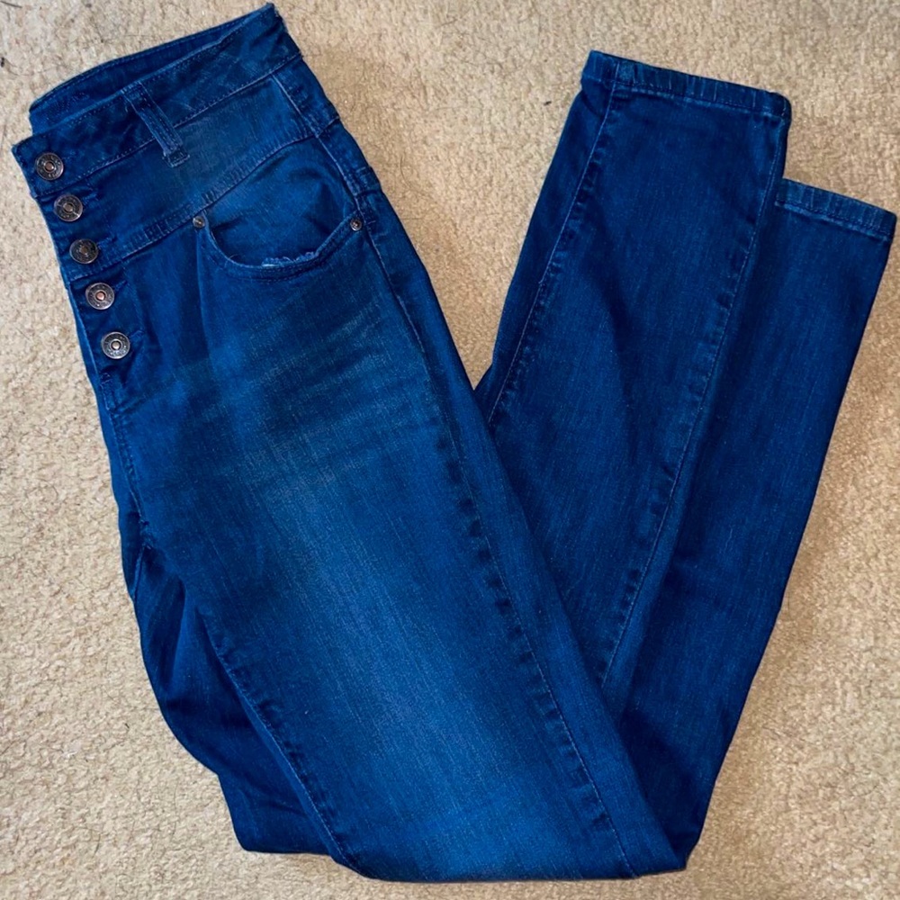 Delia's high waisted 5 buttoned blue Jeans. Size: 7/8